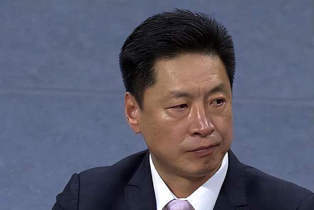 有反应快的，最先把自己的双手摊开，十根手指握拳，随后再将手掌打开，通过确认手指并拢与打开的速度，来判断自己并没有出现看东西变慢的错觉。